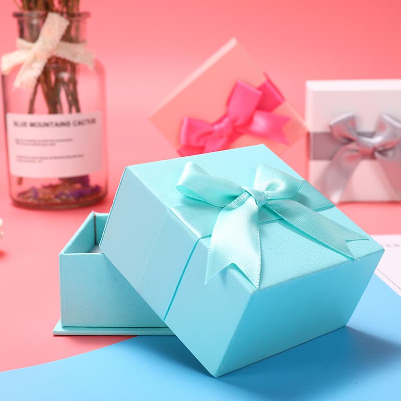 Ribbon gift box with removable lid